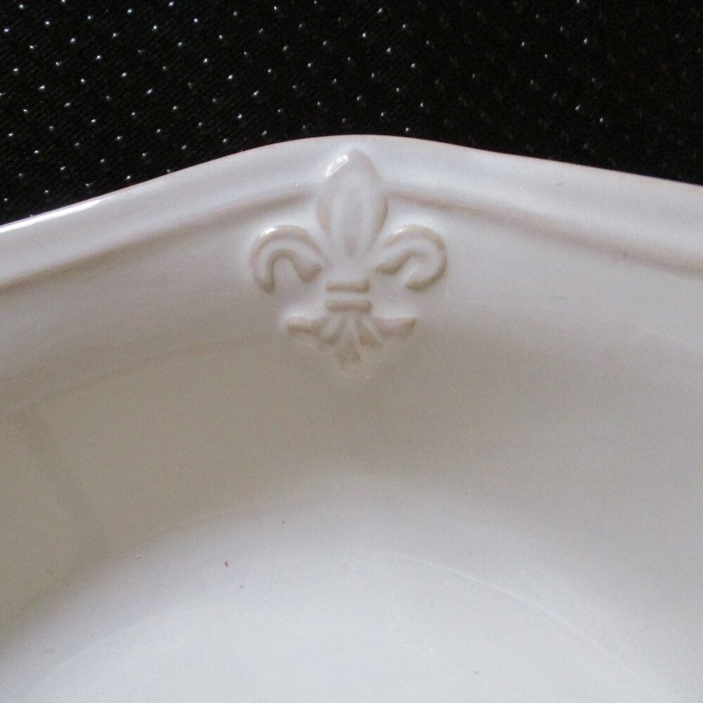 2 Better Homes and Gardens White Country Crest Soup Cereal Bowl Set Fleur de lis